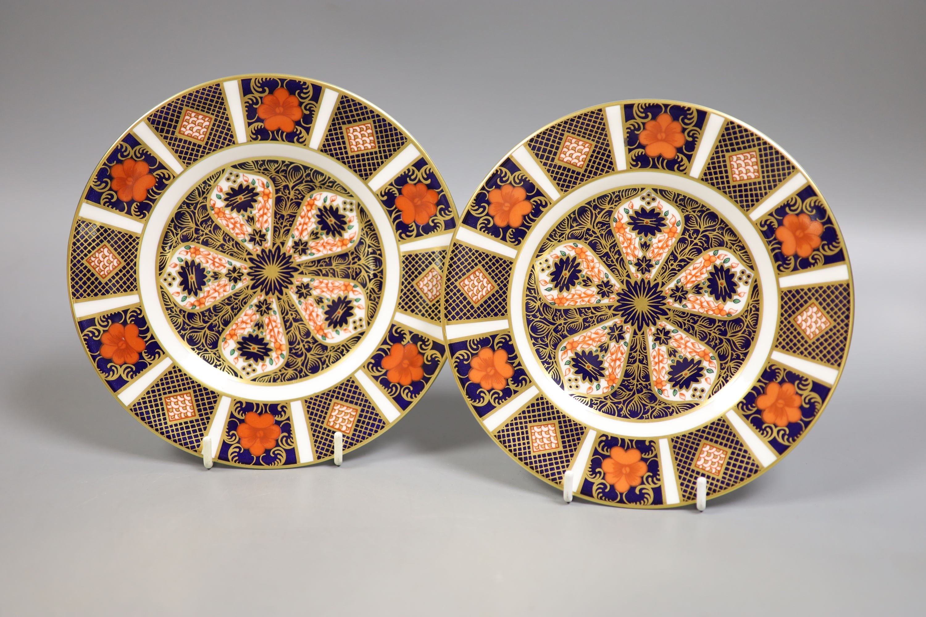 A Royal Crown Derby 'Old Imari' pattern ginger jar and cover, boxed, two similar small plates and a trinket box